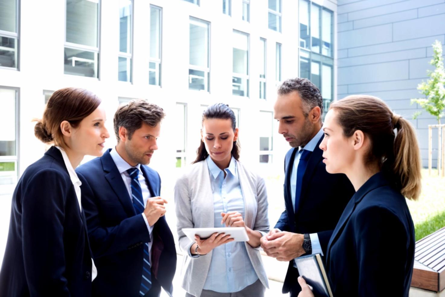 Professionnel analysant des données budgétaires sur ordinateur